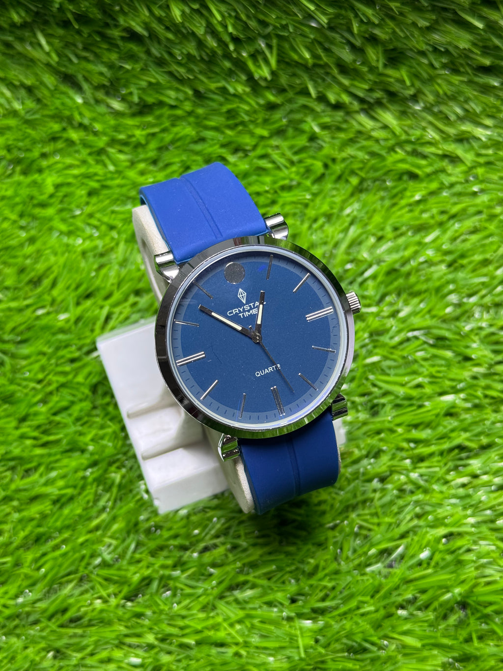 Crystal Slim Watch – Sleek Magnetic Lock